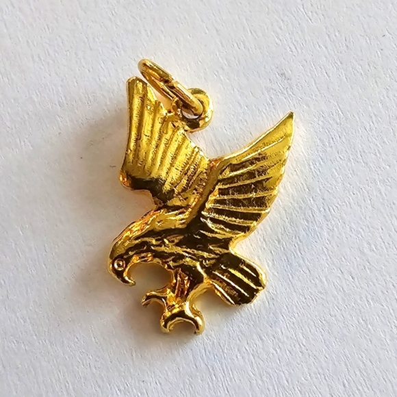 Vintage flying eagle pendant Gold tone bird American patriotic charm - Picture 1 of 7